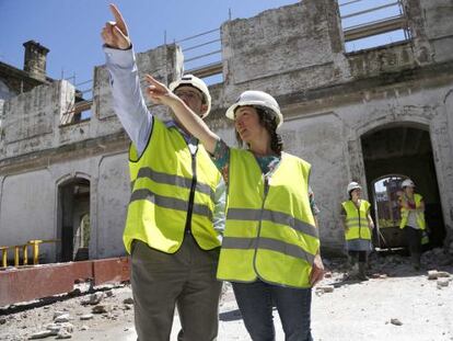 La directora de Tabakalera, Ane Rodríguez, junto al gerente del centro, Haritz Azkarraga, visitan las obras.