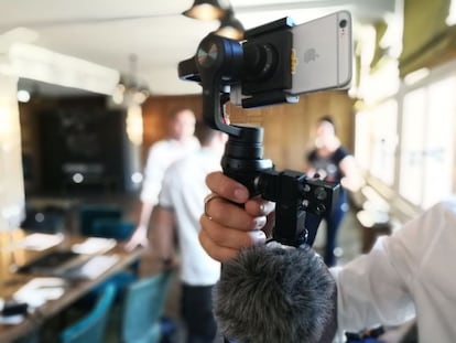 DJI Osmo Mobile, un 'palo selfie' con estabilizador para grabar vídeo