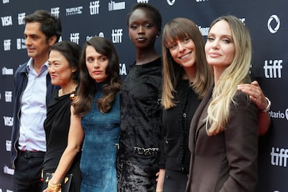 De derecha a izquierda: Angelina Jolie, Alice Winocour, Anyier Anei, Ella Rumpf, Zhang Xin y Charles Gillibert en la presentación de 'Couture' en el Festival Internacional de Cine de Toronto, el 7 de septiembre de 2025.