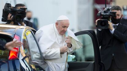 El papa Francisco, el lunes, llega a los jardines del Vaticano.