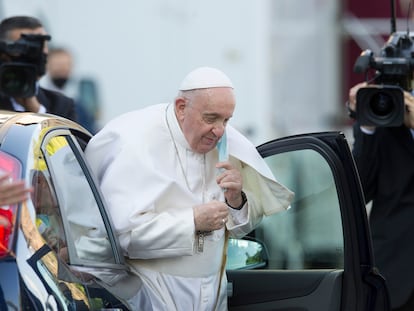 O papa Francisco chega aos jardins do Vaticano, nesta segunda-feira.