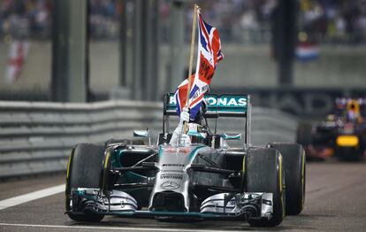 Lewis Hamilton celebrando a bordo de su bólido el Gran Premio de Abu Dhabi —y la consecución de su segundo Mundial—.