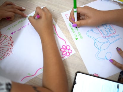 Niñas y adolescentes participan en un taller sobre educación menstrual en varias regiones de Medellín, Antioquia.