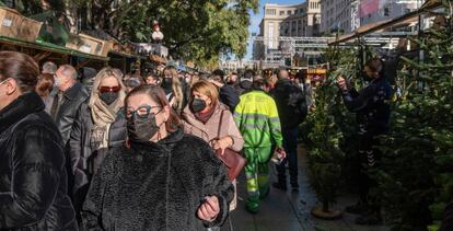 Un grupo de personas en un mercado navideño de Barcelona. 