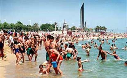 Las altas temperaturas registradas ayer en Cataluña, que superaron los 30 grados en la costa, llenaron de bañistas las playas catalanas y en especial las de Barcelona.