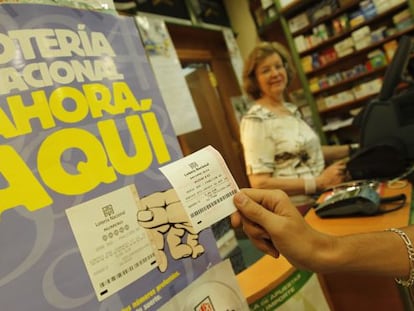 Máquina que expende billetes de Lotería Nacional en un estanco de Madrid.
