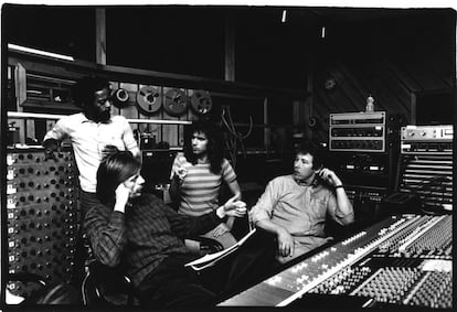 De izquierda a derecha: Nana Vasconcelos, Manfred Eicher, Pat Metheny, Jan Kongshaug en la Power Station de Nueva York (1981).