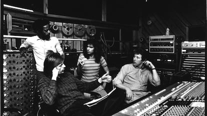 De izquierda a derecha: Nana Vasconcelos, Manfred Eicher, Pat Metheny, Jan Kongshaug en la Power Station de Nueva York (1981).