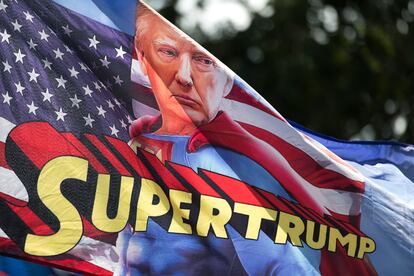 Una bandera en la que Trump aparece caracterizado como Superman, en Salem, Carolina del Norte.