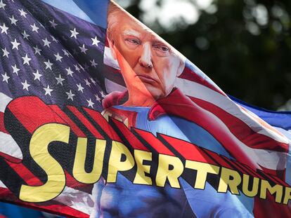 Una bandera en la que Trump aparece caracterizado como Superman, en Salem, Carolina del Norte.