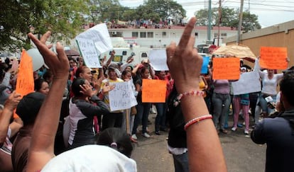 Familiares de presos protestan frente al penal de Sabaneta.