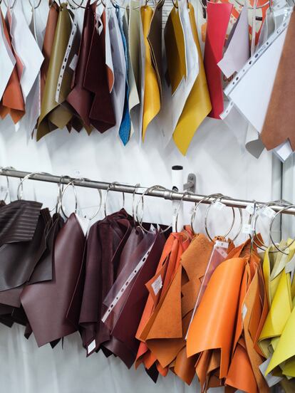Un muestrario de pieles de Loewe.
