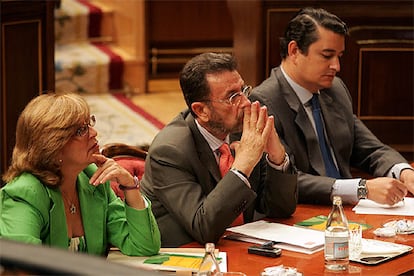 Concha Caballero, Manuel Gracia y Antonio Sanz, en un momento del debate en el Congreso.