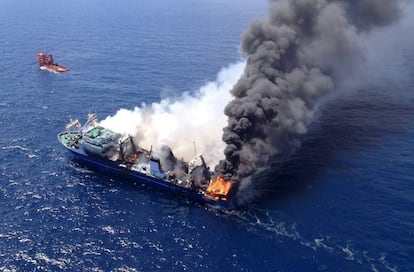 El Oleg Naydenov, en llamas mientras era remolcado el 12 de abril de 2015.