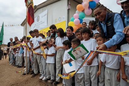 Alumnos y dirigentes cortan la cinta de inauguración de la Unidad Educativa Don Jose María Vallejo y Mendoza.