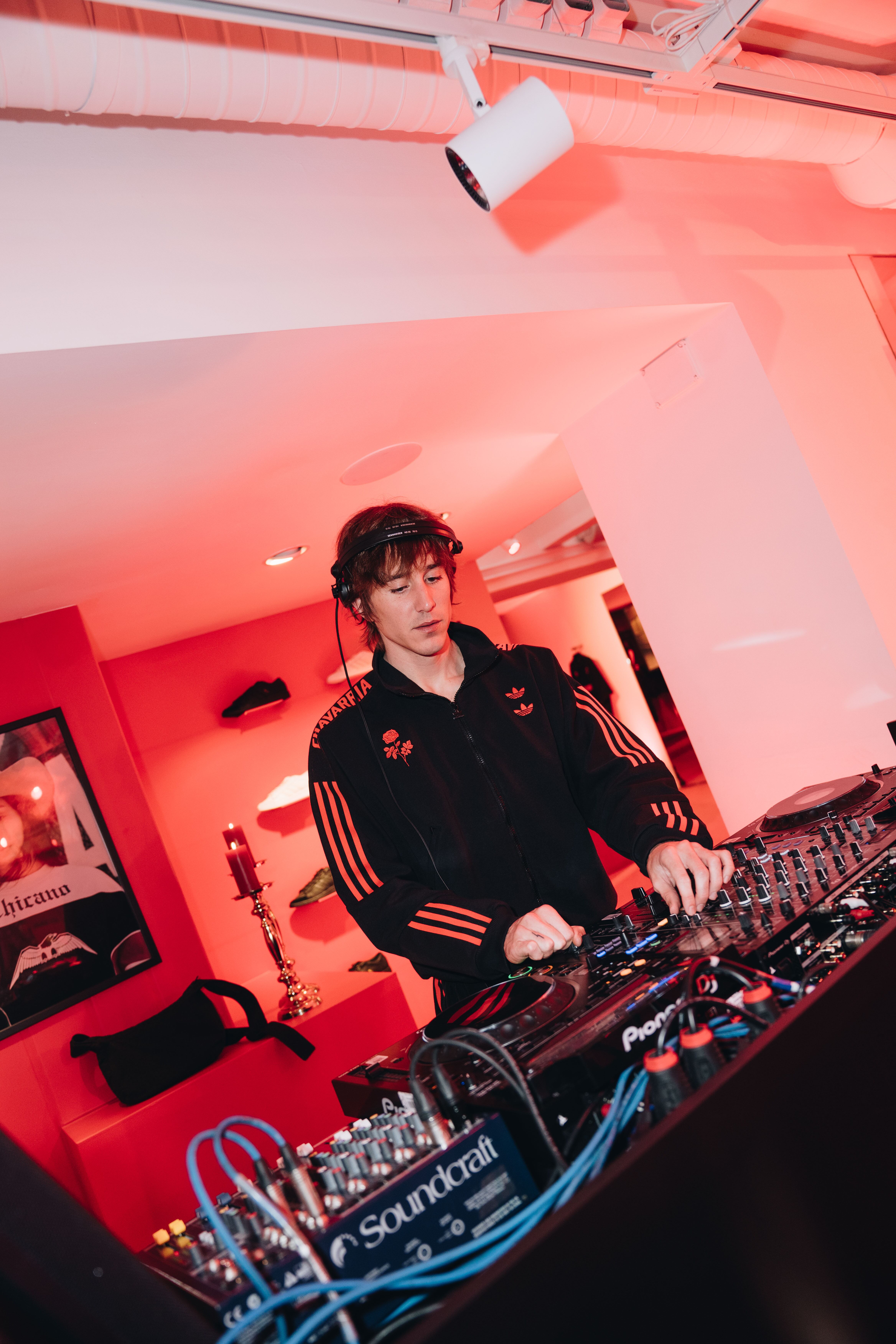 El cierre musical a la velada en la tienda lo puso Pablo Nicolas, más conocido como Dj Foiegras, con una de las chaquetas de la colección.