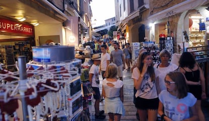 Turistas de compras en Alcudia, Mallorca.