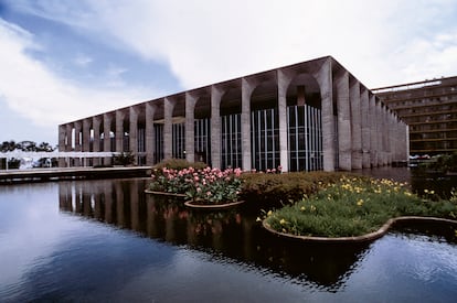 Ministerio de asuntos exteriores de Brasilia, diseñado por Niemeyer y Burle Marx en 1962. 
