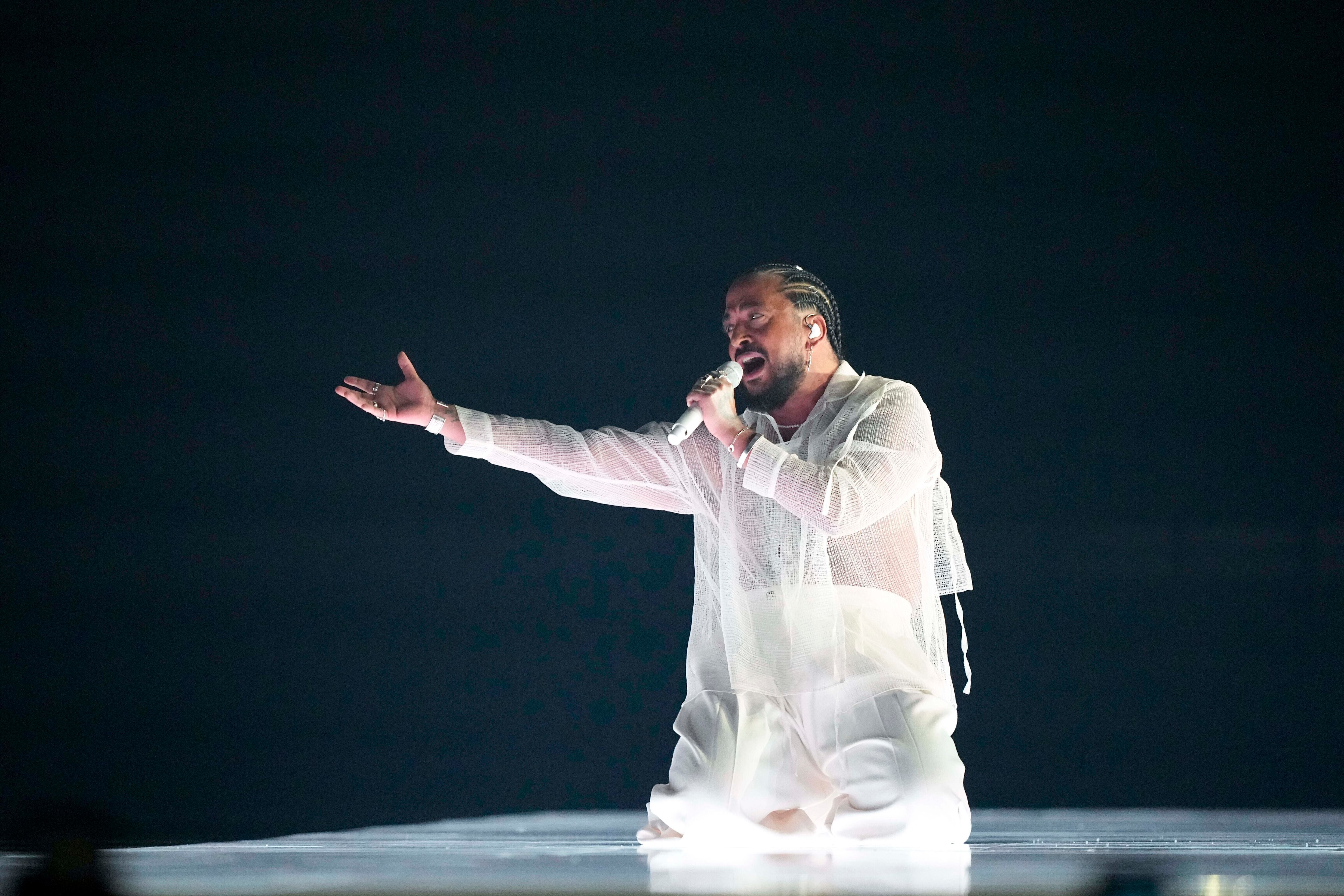 Slimane, representando a Francia interpreta la canción 'Mon amour`.