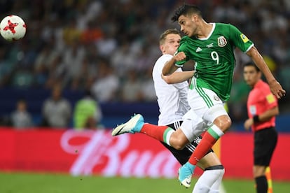 Raúl Jiménez (derecha), de la selección de México, se gira para golpear el balón.