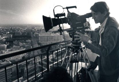 El director de cine Basilio Martín Patino, en el rodaje de 'Madrid', película de 1987.