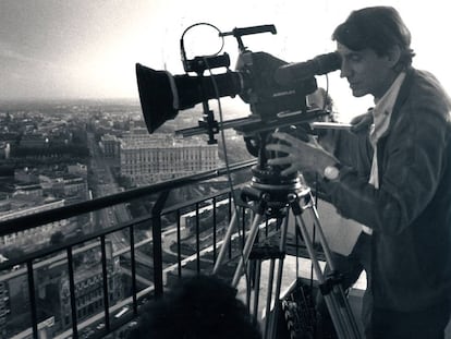 El director de cine Basilio Martín Patino, en el rodaje de 'Madrid', película de 1987.