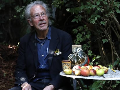 O escritor Peter Handke, no jardim de sua casa em Chaville, nos arredores de Paris, depois de receber o anúncio do Nobel.