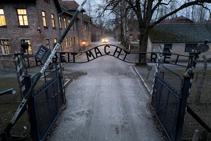 "Arbeit macht frei" (el trabajo os hará libres) es el lema escrito sobre la puerta de entrada de Auschwitz.