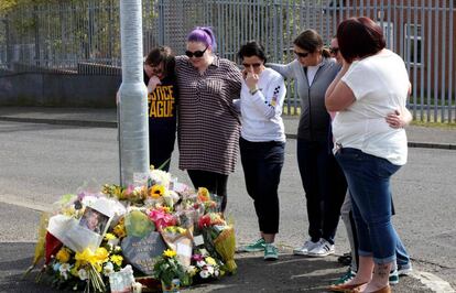 Muestras de pésame en el lugar de la muerte de Lyra McGee este domingo en Londonderry (Irlanda del Norte).
