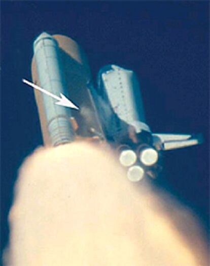 En el momento del despegue se puede observar como una nube de partículas (en la zona señalada) se desprende de uno de los cohetes que impulsan el <i>Columbia</i>.