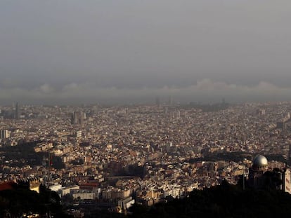Panorámica de Barcelona con elevados niveles de contaminación.