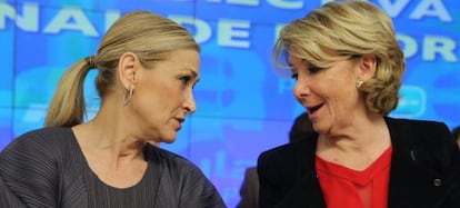 Cristina Cifuentes y Esperanza Aguirre, esta mañana en la sede del Partido Popular en la calle de Génova.