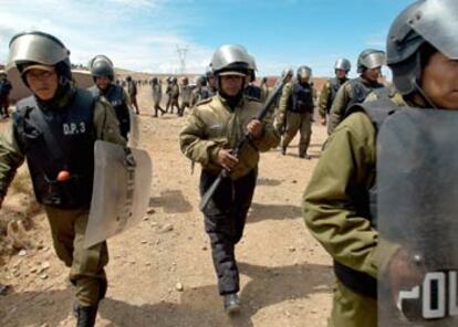 Policías bolivianos patrullan un barrio en la localidad de El Alto, tras unos duros enfrentamientos.