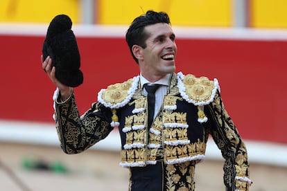 Alejandro Talavante, sonriente en la vuelta al ruedo tras la muerte del quinto toro.