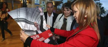 La ministra de Sanidad, Leire Paj&iacute;n observa uno de los carteles electorales del PSOE.
