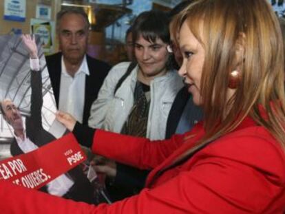 La ministra de Sanidad, Leire Pajín observa uno de los carteles electorales del PSOE.