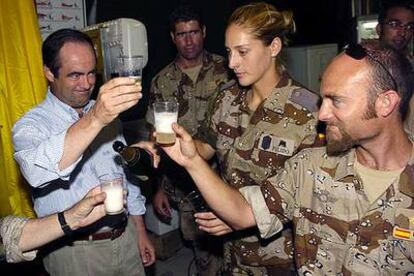 El ministro de Defensa, José Bono, brinda con varios soldados españoles del destacamento de Herat.