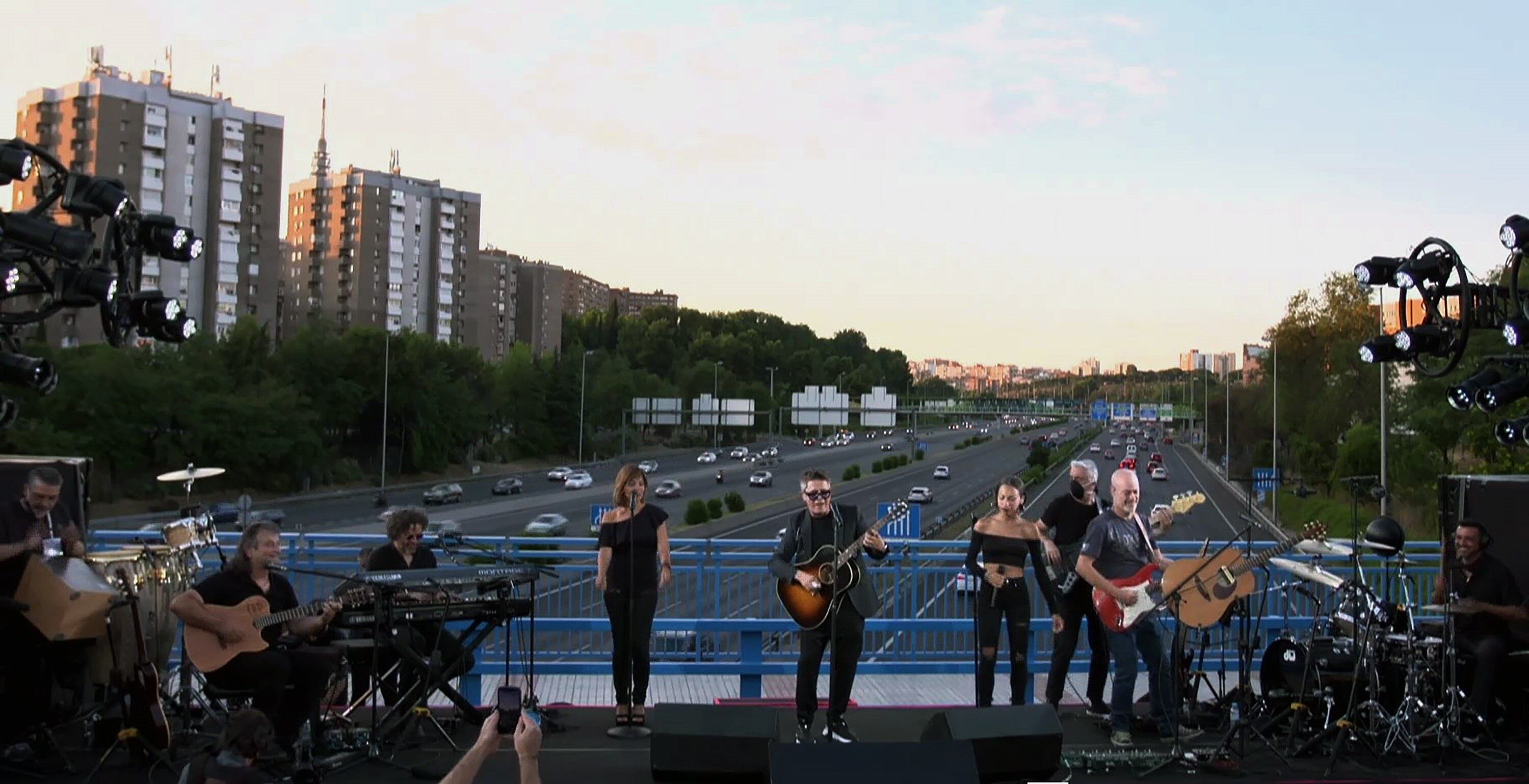 Captura de vídeo del concierto que Alejandro Sanz ofreció en julio en un puente de la madrileña M-30.