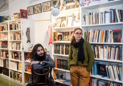 Leonardo Maita (34) y Patricia Heredia (33), dueños de la librería Los pequeños seres, ubicada en la calle de Ribera de Curtidores de Madrid.