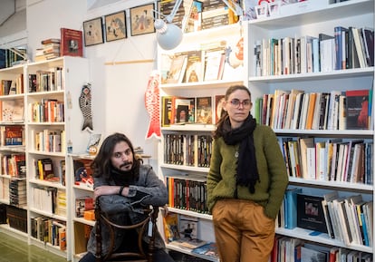 Leonardo Maita (34) y Patricia Heredia (33), dueños de la librería Los pequeños seres, ubicada en la calle de Ribera de Curtidores de Madrid.