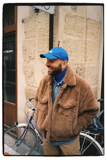 Beka Gvishiani, fundador de Style Not Com, posa para ICON en París en enero de 2024 con su inconfundible gorra azul.