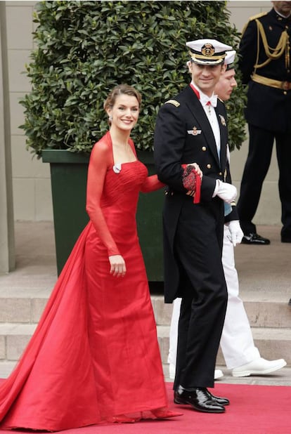 Fue en 2004 cuando pudimos ver a Letizia Ortiz por primera vez en un acto oficial. Era la boda real de Federico de Dinamarca con Mary Donaldson y lució este espectacular traje largo de gala realizado por el modisto Lorenzo Caprile.