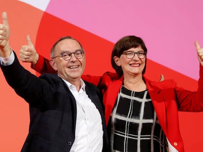 Norbert Walter-Borjans y Saskia Esken celebran su victoria en las elecciones a la presidencia del SPD, este sábado en Berlín.