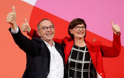 Norbert Walter-Borjans y Saskia Esken celebran su victoria en las elecciones a la presidencia del SPD, este sábado en Berlín.