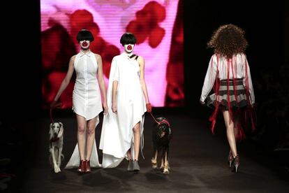 Models desfilant per a Brain & Beast, que va treure a passejar gossos per presentar la col·lecció 'Maniac'.