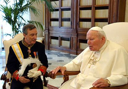 El Papa con Jorge Dezcallar, durante la presentacin de credenciales del embajador espa?ol.