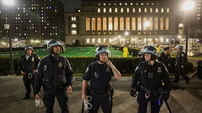 Varios policías de Nueva York toman el control del edificio de la Universidad de Columbia, que había sido ocupado por manifestantes propalestinos, el martes por la noche.