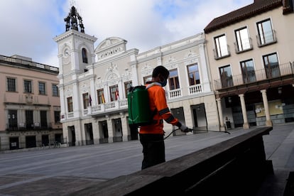 Un operario desinfecta una plaza de Guadalajara, esta mañana.