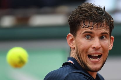 Dominic Thiem observa a aproximação da bola antes da a atingir.