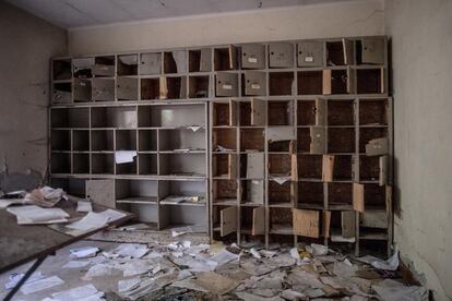 En la imagen, una habitación vacía en las oficinas de Pozo La Muerte que cerró en 2005, en Pumarabule (Asturias). 